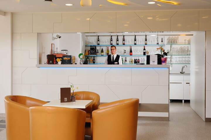 Lounge 62 of 81