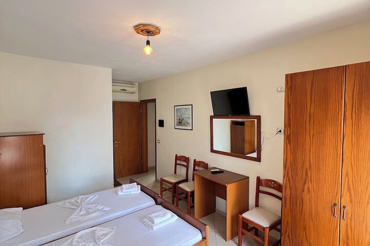 Room 10 of 33