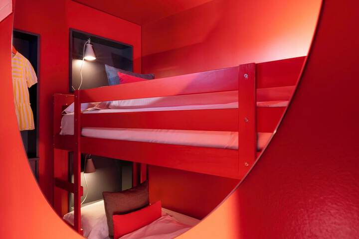 Room 32 of 80