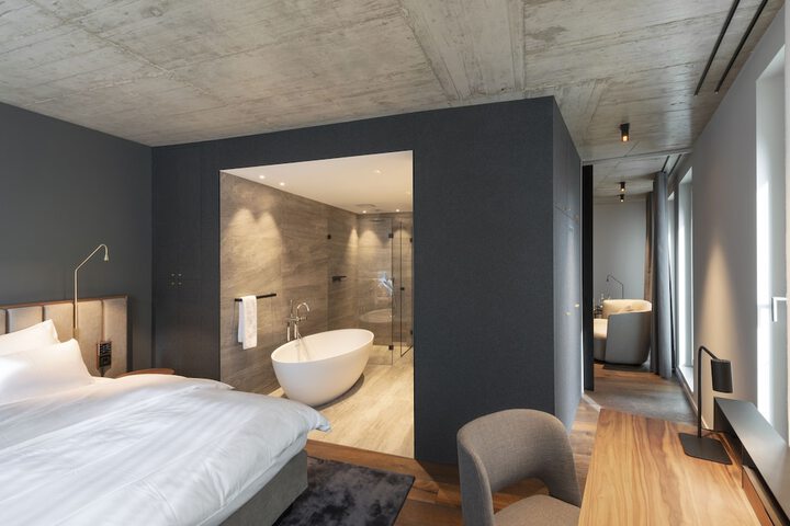 Room 10 of 14
