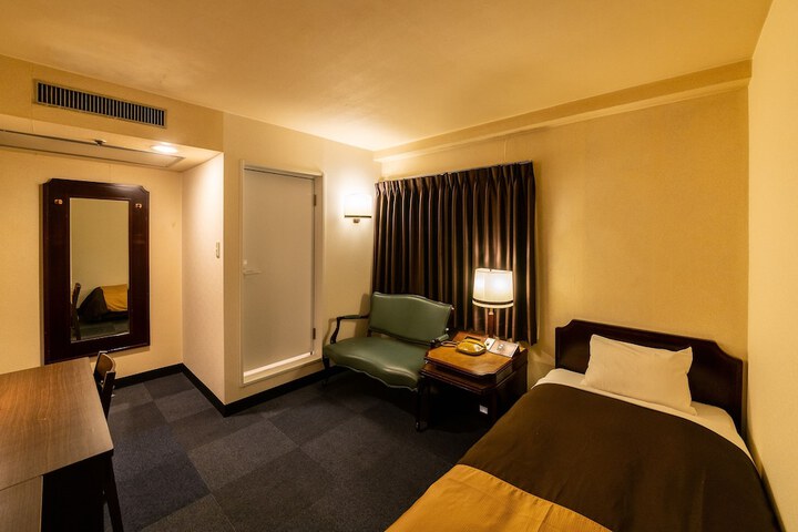 Room 5 of 18