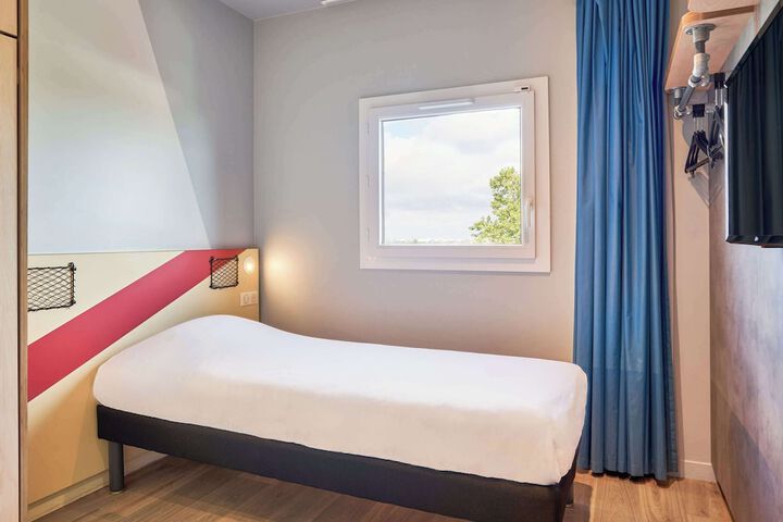 Room 8 of 30