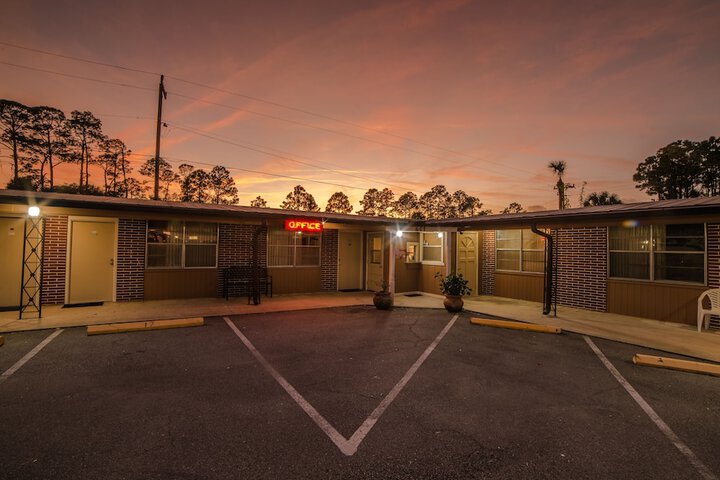 Deluxe Inn