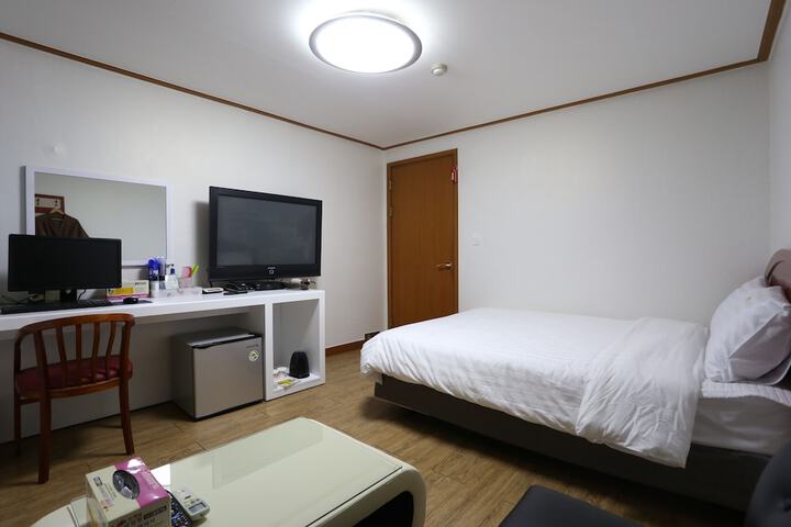 Room 9 of 28
