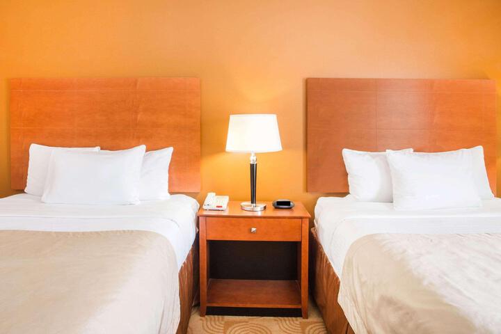 2 Queen Beds (5 of 6)