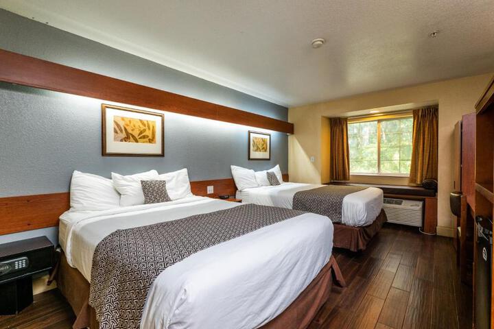 2 Queen Beds Deluxe Room (19 of 43)