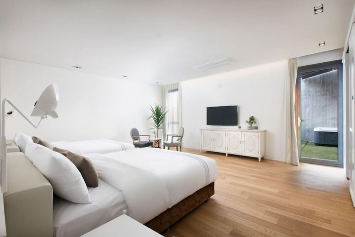 Room 3 of 90