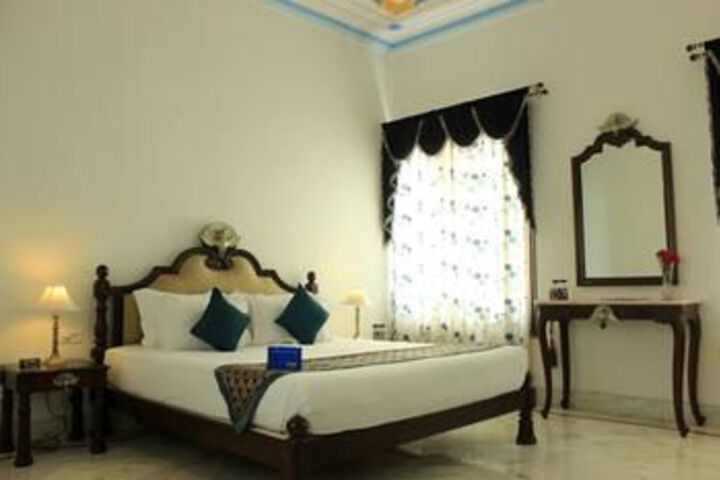 OYO 1808 NEAR LAKE PALACE