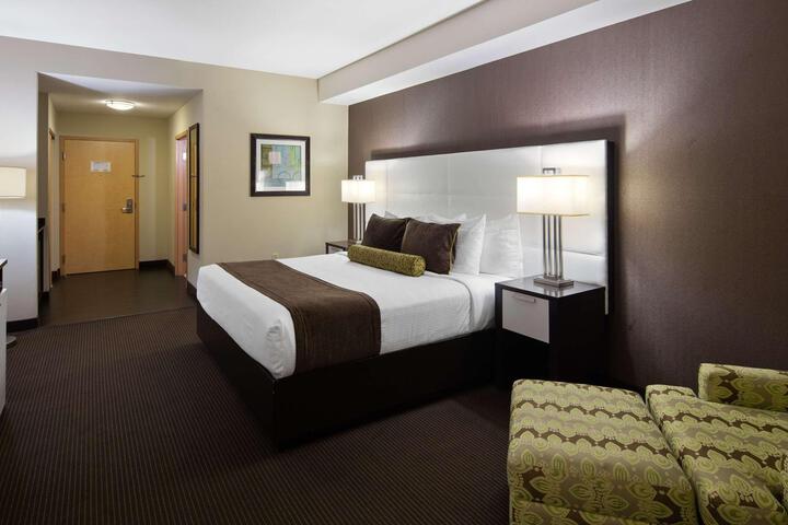 1 King Bed Executive Room Pillow Top Mattress Flat Screen Television Microwave and Refrigerator (8 of 12)