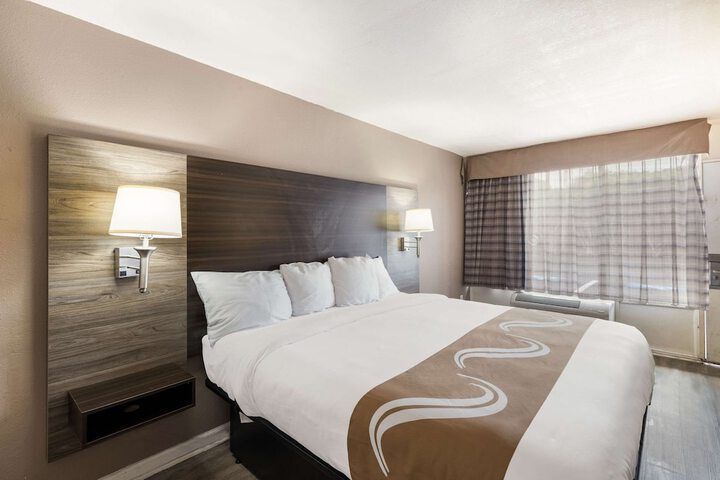1 King Bed (2 of 13)