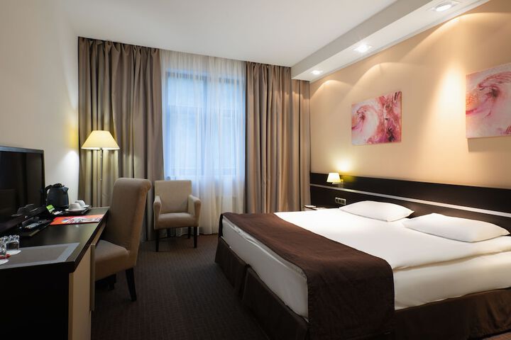 Room 8 of 39