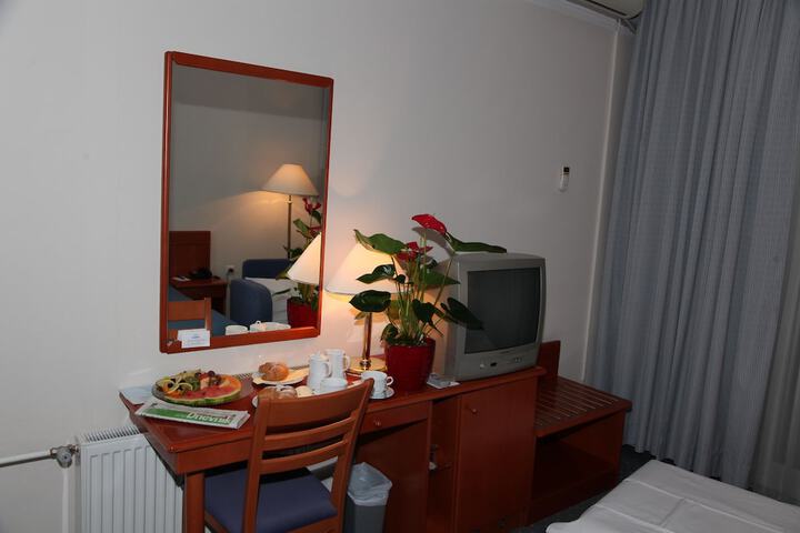 Room 2 of 16