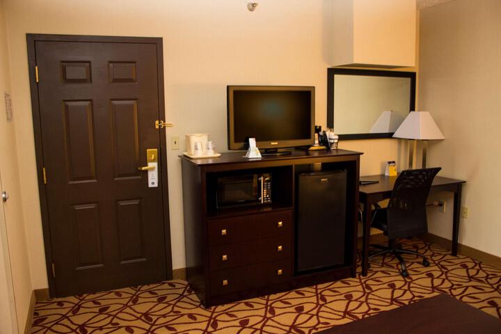 1 Queen Bed Microwave and Refrigerator WiFi Full Breakfast (2 of 13)