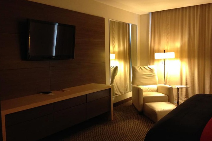 Room 4 of 73