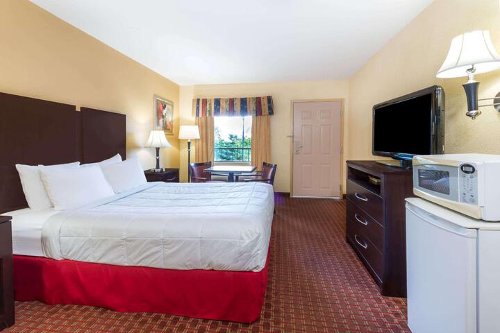 1 Queen Bed (2 of 5)