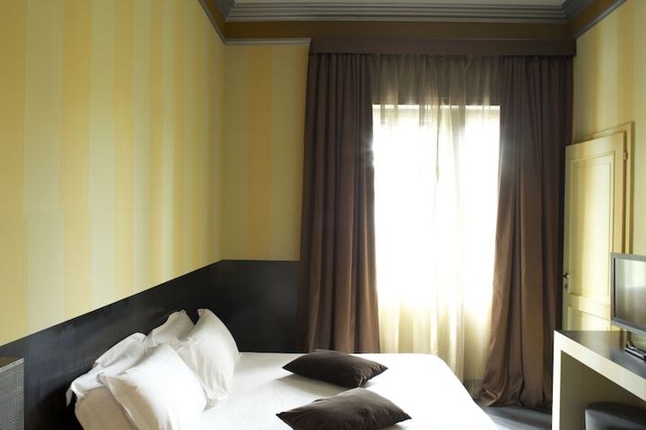 Room 6 of 32