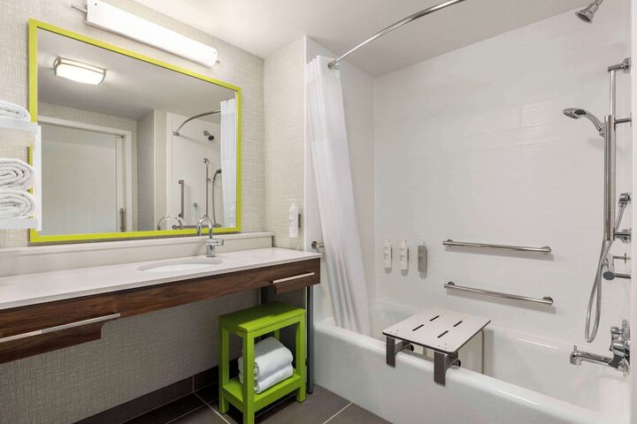 2 Queen Beds Hearing Accessible (1 of 7)