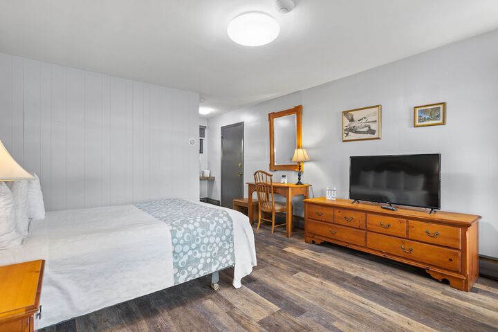 1 Queen Bed (7 of 22)