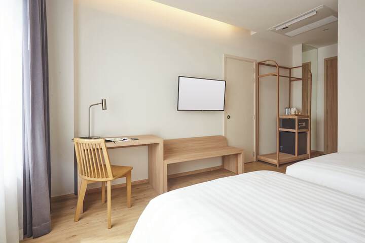 Room 12 of 37