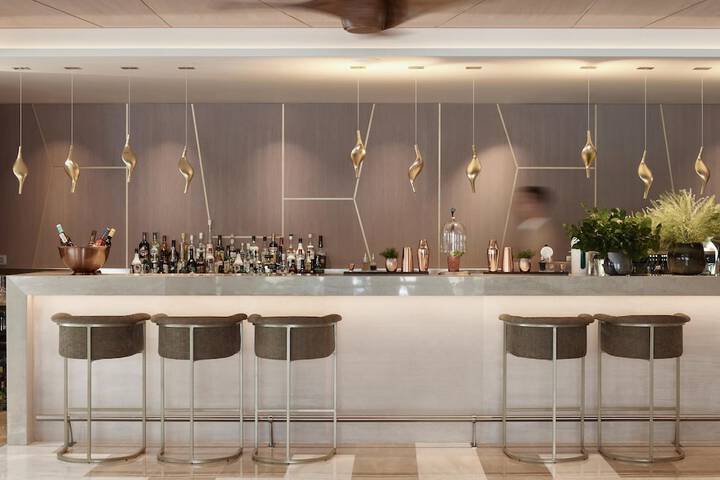 Lounge 215 of 254