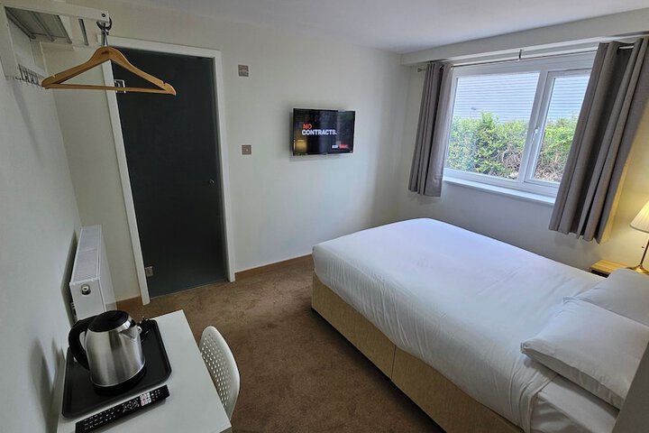 Room 16 of 38