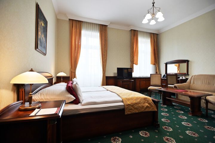 Room 26 of 102