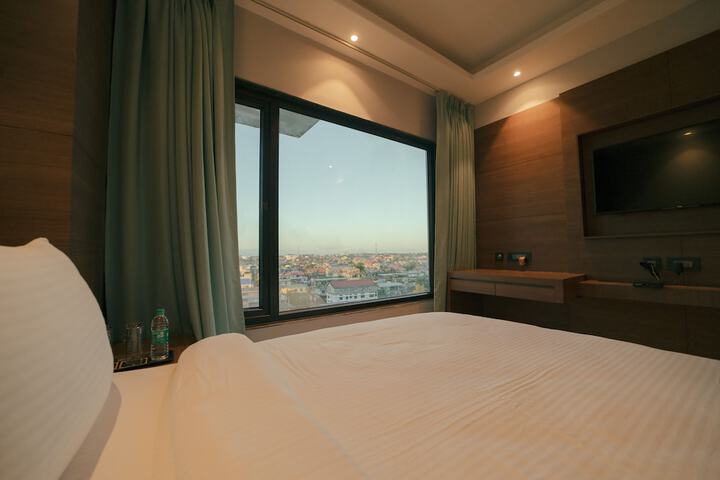 Room 6 of 12