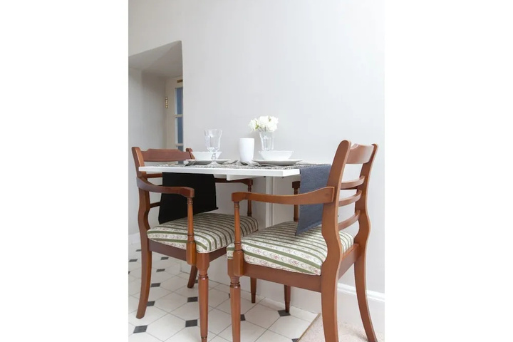 Dining 7 of 9
