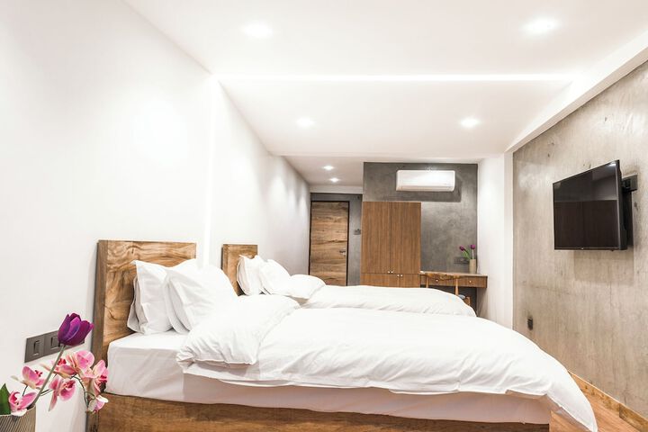 Room 8 of 40