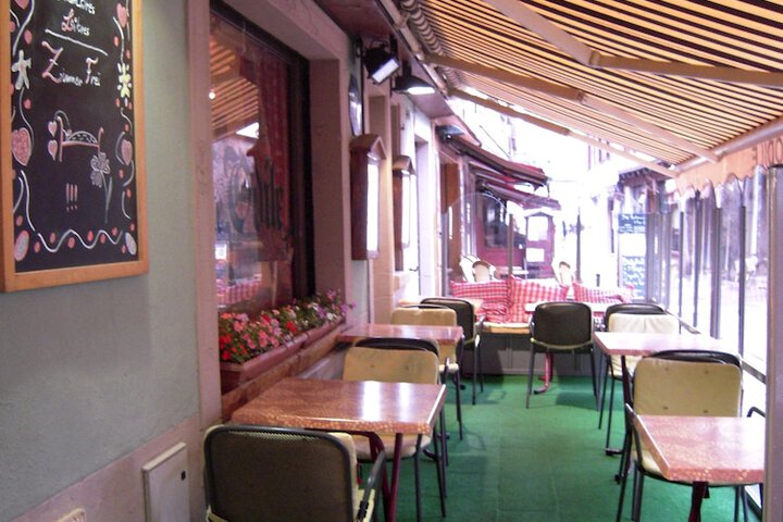 Dining 21 of 32