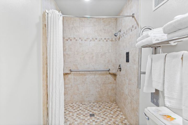 2 Queen Beds Stair Accessible Only Bathtub (10 of 10)