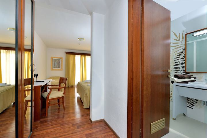 Room 13 of 44