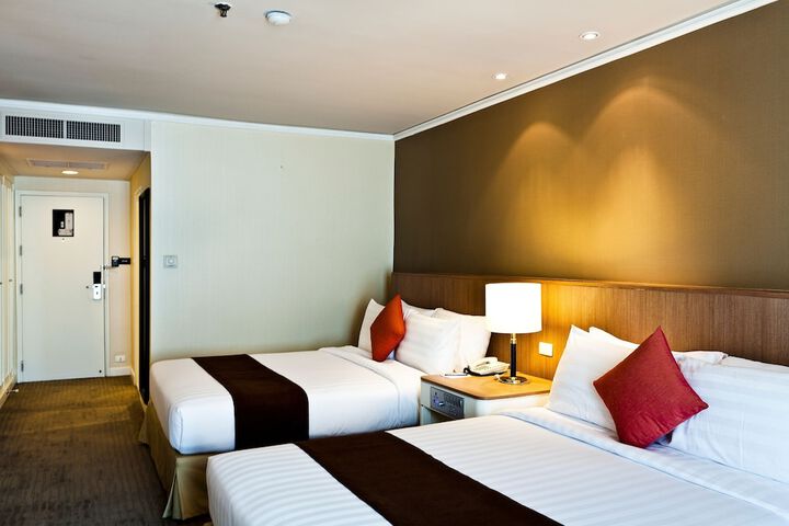 Room 8 of 100