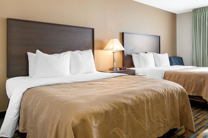 1 Queen Bed (13 of 13)