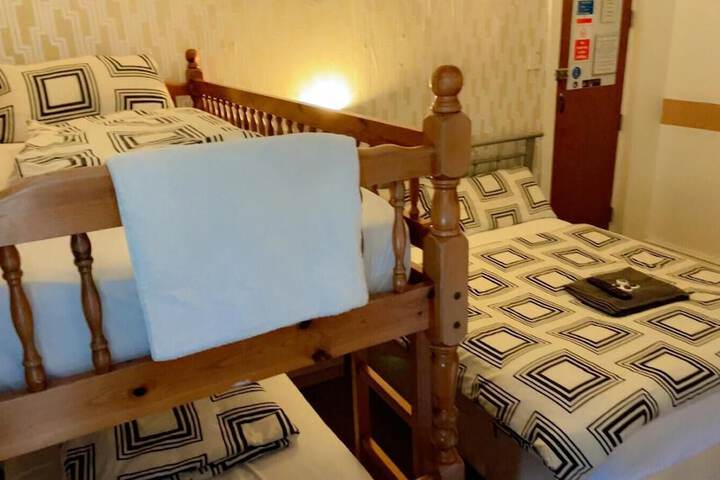 Room 42 of 143