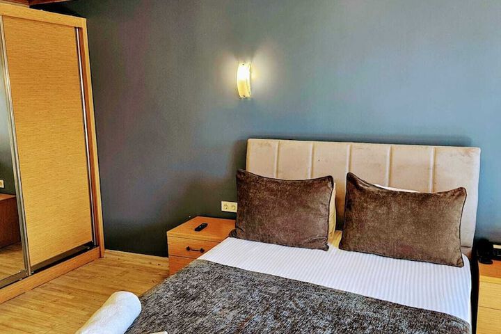 Room 49 of 204