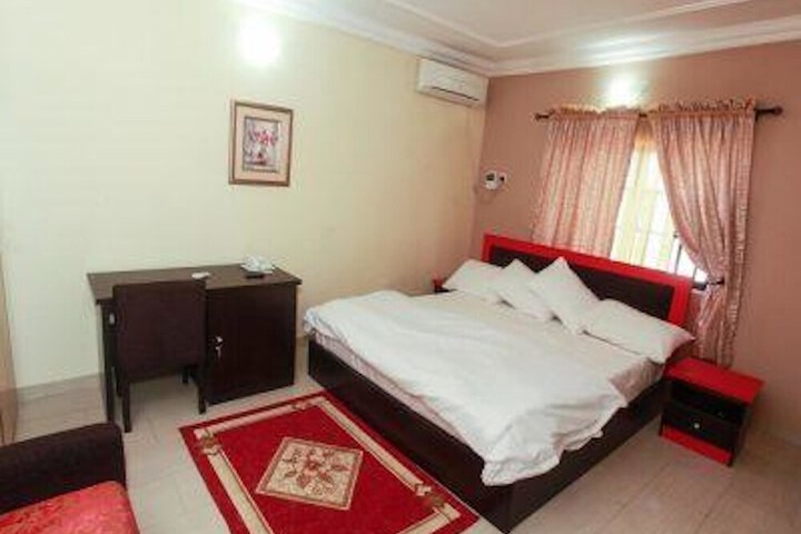 Room 7 of 33