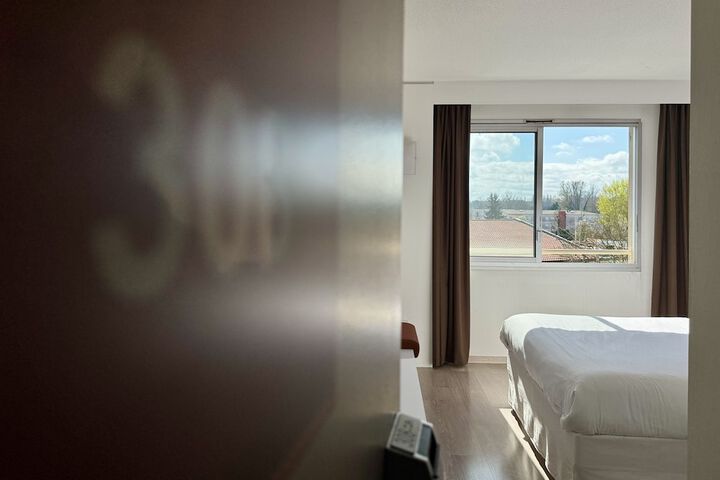 Room 16 of 76
