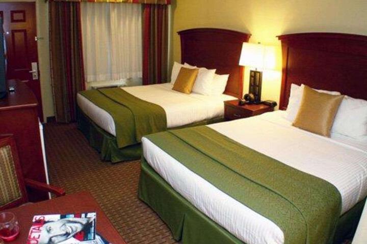 1 Queen Bed (1 of 2)