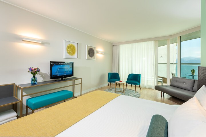 Room 37 of 136