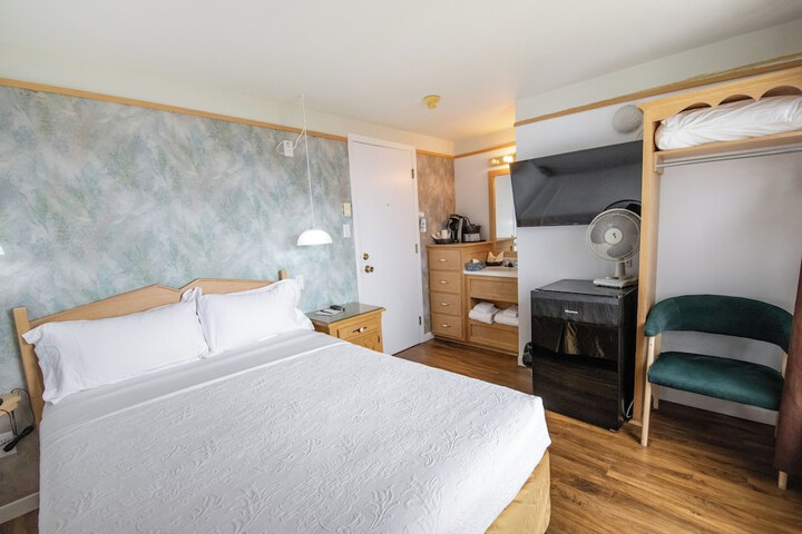 Room 2 of 81