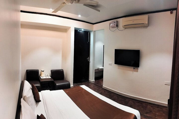 Room 7 of 18