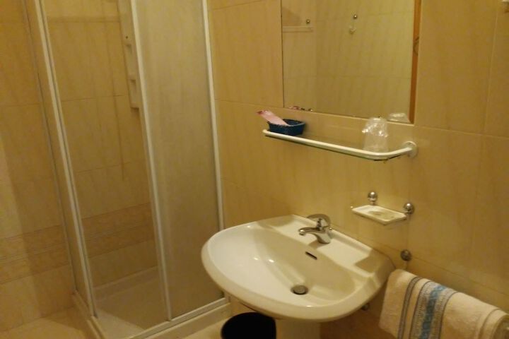 Room 11 of 20