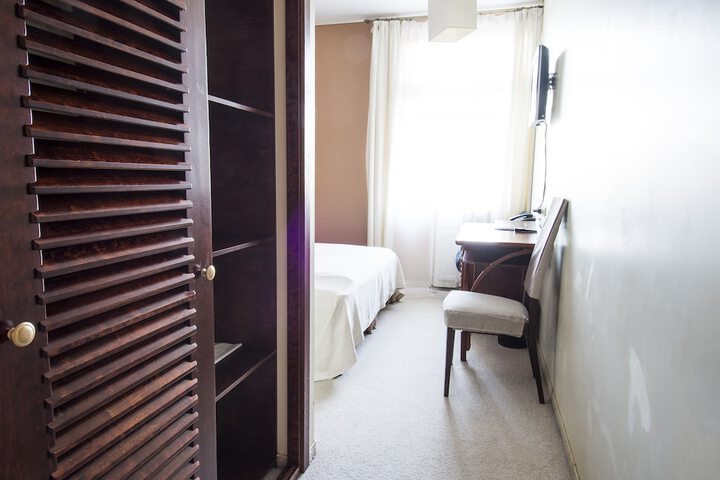 Room 10 of 56