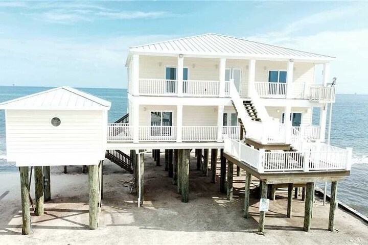 Exterior of SHAMROCK SHORES II