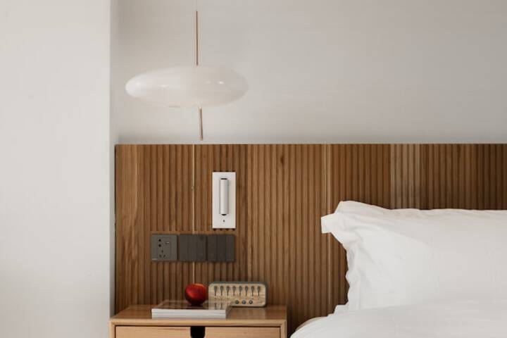 Room 33 of 182