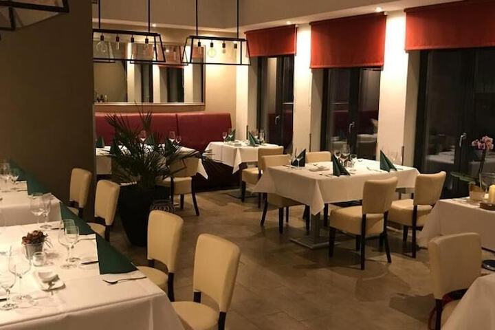 Dining 24 of 31