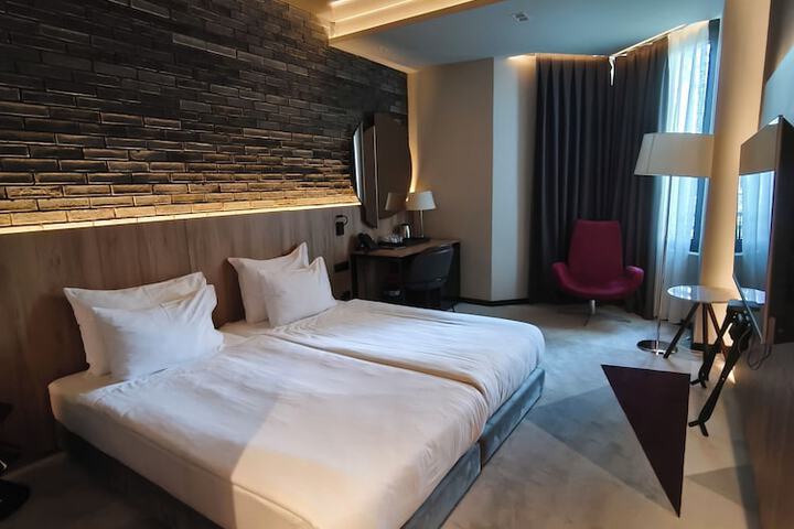 Room 27 of 46