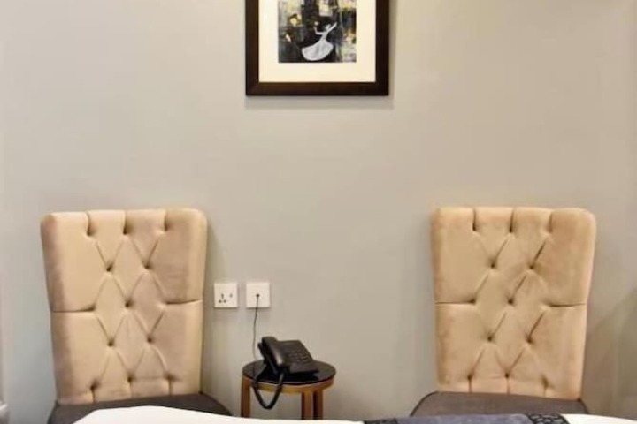 Room 8 of 16