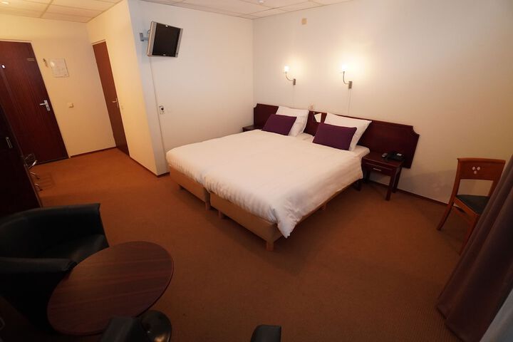 Room 9 of 65